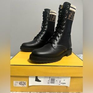 Rockoko
Black leather biker boots with stretch fabric